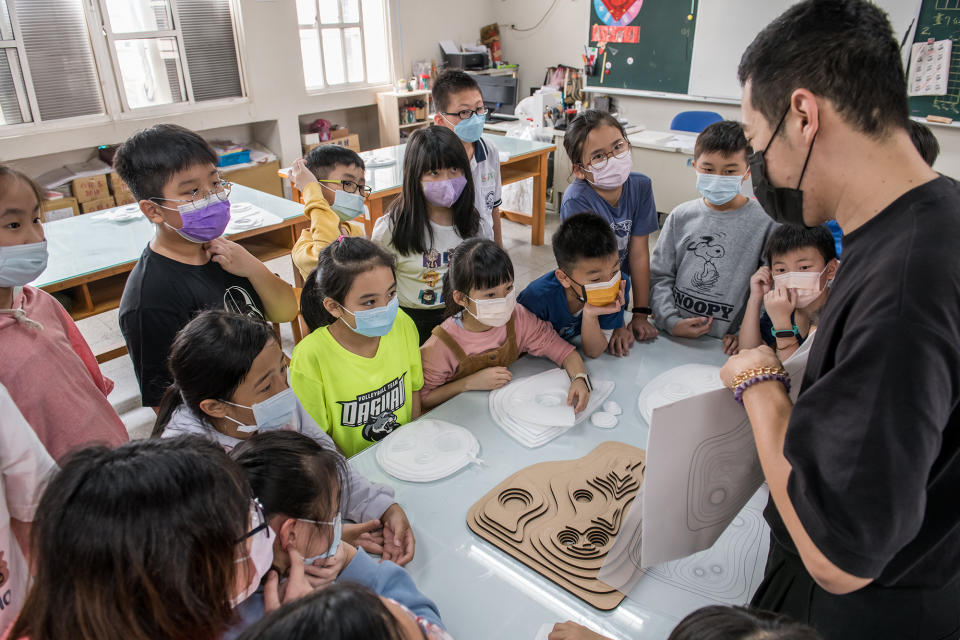 非常態製作所設計師AK帶領大觀國小學生製作地景盤