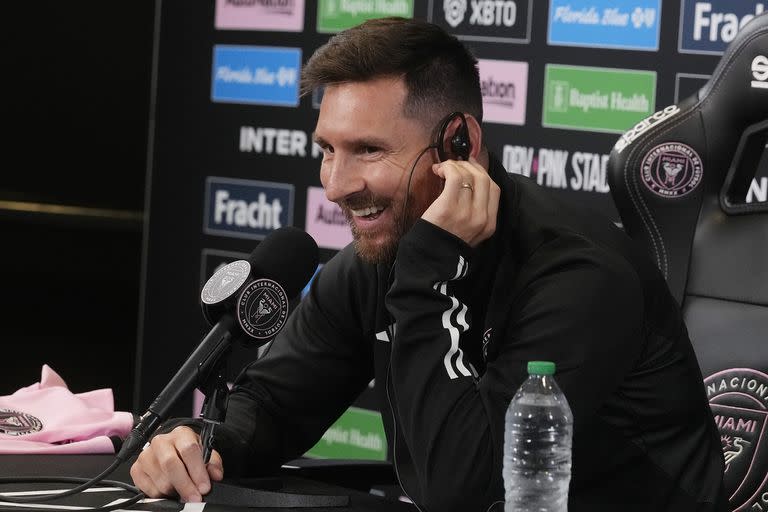 Messi escucha la traducción de una pregunta en su auricular, durante la conferencia de prensa