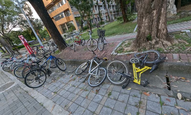 成功大學成功校區外昨天（12日）發生嚴重車禍，肇事者在事發前，就在校內撞倒多台單車。（圖／翻攝自Dcard）