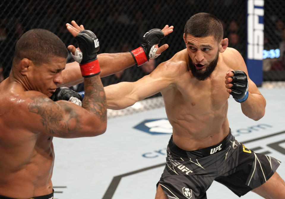 JACKSONVILLE, FLORIDA - 9 DE ABRIL: (RL) Khamzat Chimaev de Rusia golpea a Gilbert Burns de Brasil en su pelea de peso welter durante el evento UFC 273 en el VyStar Veterans Memorial Arena el 9 de abril de 2022 en Jacksonville, Florida.  (Foto de Jeff Bottari/Zuffa LLC)