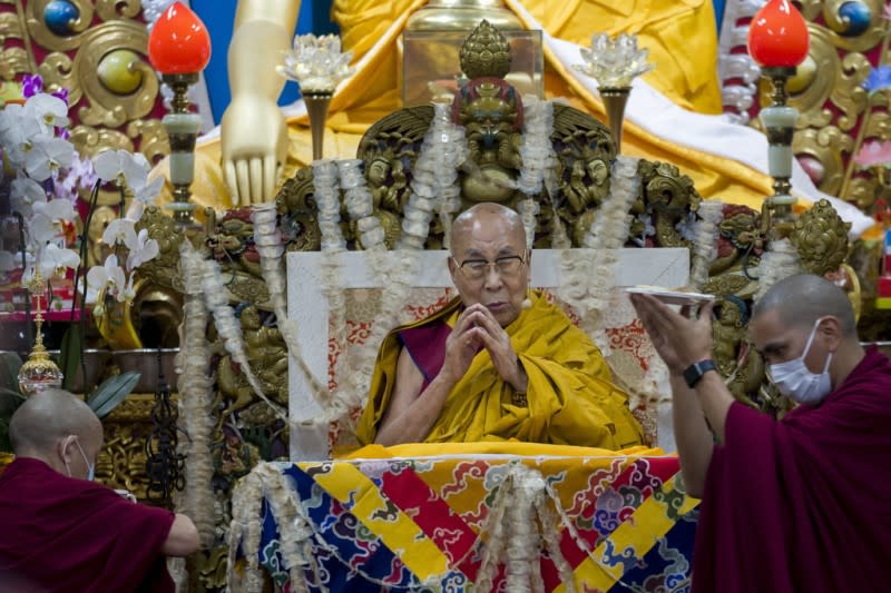 <cite>2023年6月4日，達賴喇嘛在印度達蘭薩拉的楚拉康寺（Tsuglagkhang Temple）慶祝佛誕、並且發表演說。（美聯社）</cite>