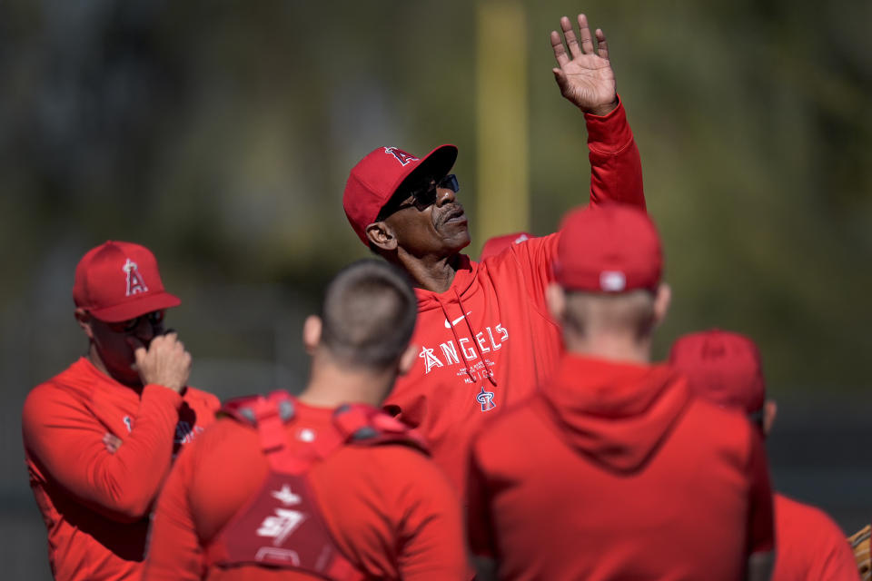 Los Angeles Angles manager Ron Washington instructs his players during a baseball spring training workout, Monday, Feb. 19, 2024, in Tempe, Ariz. (AP Photo/Matt York)