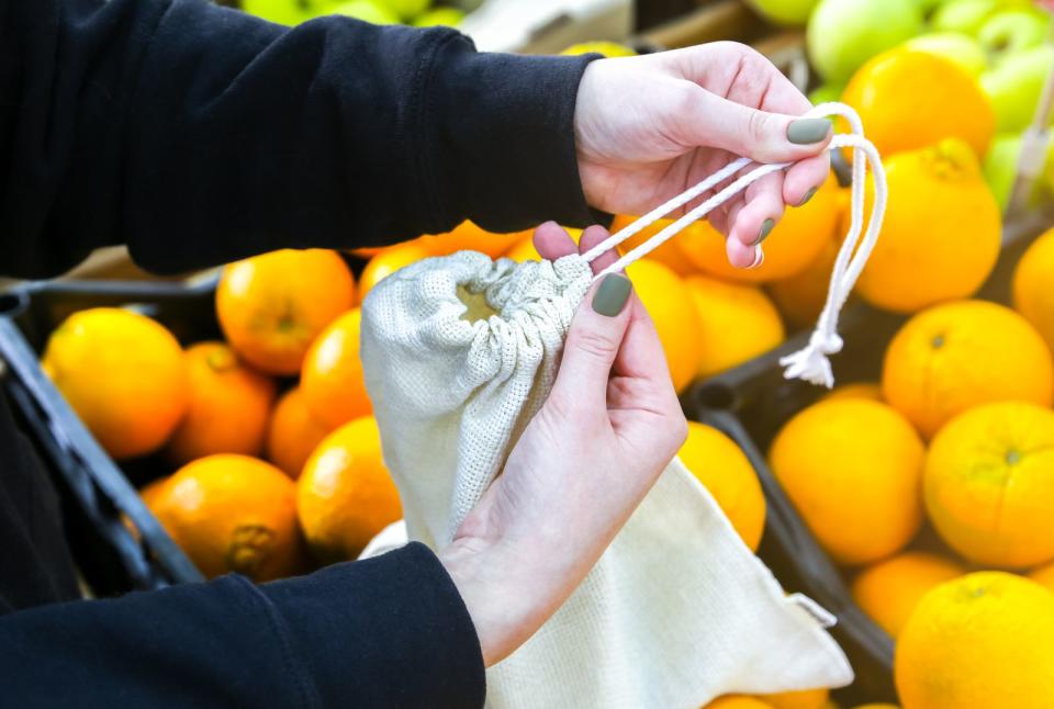 <p>Verpackungsmüll sollte auch beim Einkaufen vermieden werden. Das Konzept Zero Waste nehmen immer mehr (Unverpackt-)Supermärkte auf, die wiederverwendbare Glasbehälter für Reis, Nudeln oder Müsli anbieten und ihr Obst und Gemüse nur lose verkaufen. Am besten nehmen Sie sich zum Einkauf immer eigene Tüten und Taschen mit, um nicht unnötig mehr Müll zu produzieren. (Bild: iStock / Vadym Plysiuk)</p> 