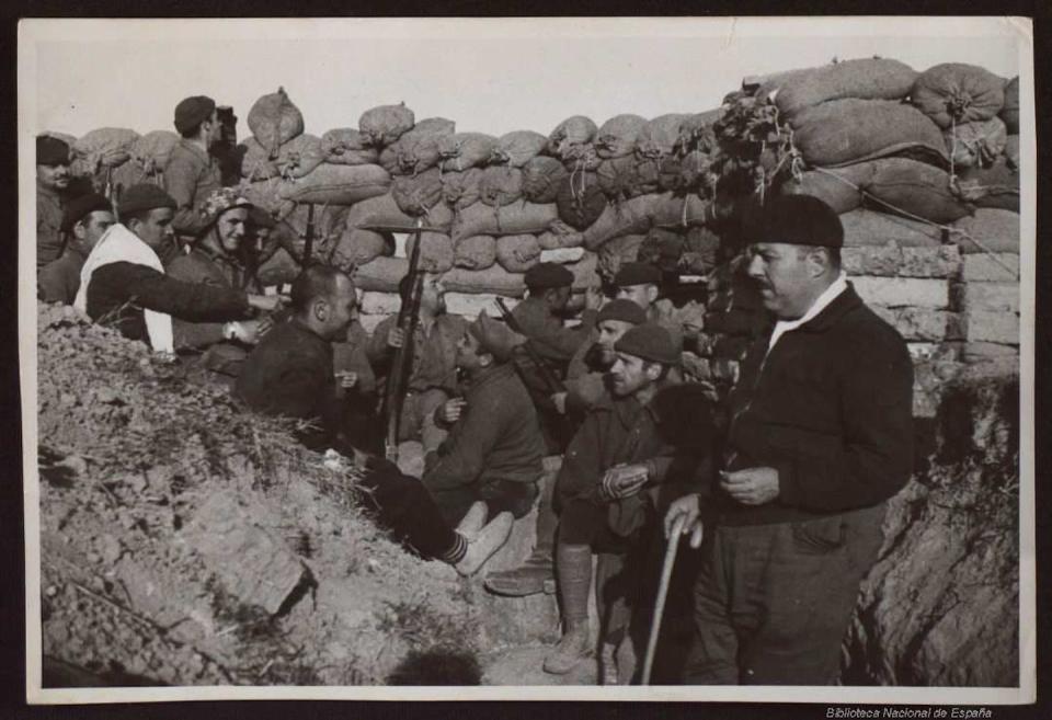 Soldados republicanos en una trinchera en posición de descanso en la sierra de Alcubierre, Huesca. P. Luis Torrents. <a href="http://bdh.bne.es/bnesearch/detalle/bdh0000226763" rel="nofollow noopener" target="_blank" data-ylk="slk:Biblioteca Digital Hispánica / BNE;elm:context_link;itc:0;sec:content-canvas" class="link ">Biblioteca Digital Hispánica / BNE</a>, <a href="http://creativecommons.org/licenses/by/4.0/" rel="nofollow noopener" target="_blank" data-ylk="slk:CC BY;elm:context_link;itc:0;sec:content-canvas" class="link ">CC BY</a>