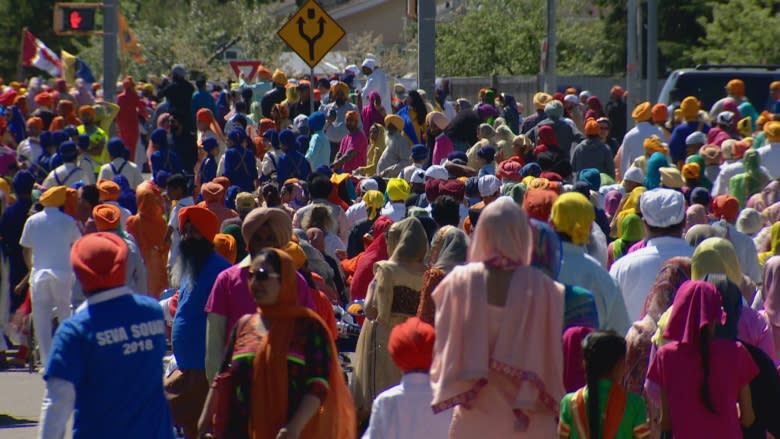 Edmonton Sikh parade draws tens of thousands to Mill Woods neighbourhood