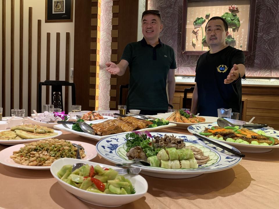 臺北國軍英雄館軍友餐廳總經理方彥吉(左)介紹振興五倍券桌菜