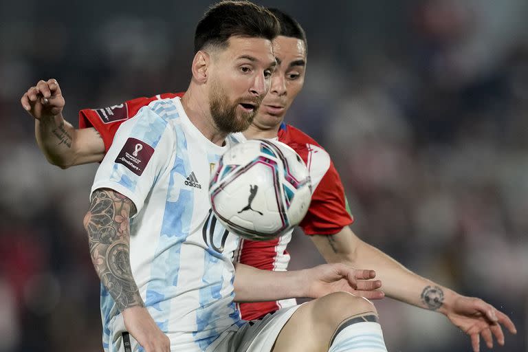 A Messi lo persigue Miguel Almirón; el capitán argentino estuvo muy activo en la organización de su equipo