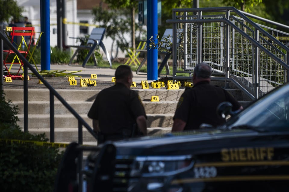 Agentes del Departamento de Policía del condado Oakland, elementos del Departamento de Bomberos de Rochester Hills y de otras agencias resguardan la escena de un tiroteo en el área recreativa acuática de Plaza Brooklands, el sábado 15 de junio de 2024, en Rochester Hills, Michigan. (Katy Kildee/Detroit News vía AP)