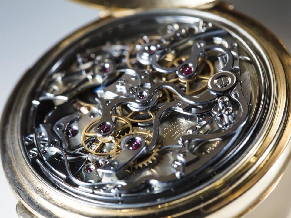 ●「PATEK PHILIPPE」三問報時雙追針計時碼錶，18K金材質，年代約1900年，估價約200萬元 相較於已經是「天價」的PATEK PHILIPPE新款複雜腕錶，古董懷錶的價格相對親切了許多，尤其它還有著厚實的貴金屬錶殼！位於12點鐘位置的30分鐘積分盤亦是罕見設計，品相完美。而它所敲擊出來的三問報時聲有著品牌具有的一貫水準，不愧其錶王之名。