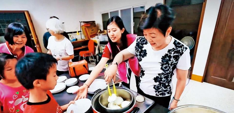 張淑芬（右）推「惜食專案」，和奇美食品合作送包子給偏鄉兒童。（台積電慈善基金會提供）