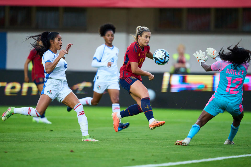 AVELES, ESPAÑA - 29 DE JUNIO: Alexia Potellas anota durante un partido amistoso internacional entre la Selección Nacional Femenina de España y las Mujeres de Panamá en el Estadio Roman Suarez Puerta el 29 de junio de 2023 en Avilés, España.  (Foto de Juan Manuel Serrano Arce/Getty Images)