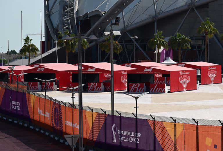 Los alrededores del estadio Khalifa, lleno de puestos de venta de Bud, sponsor de la FIFA