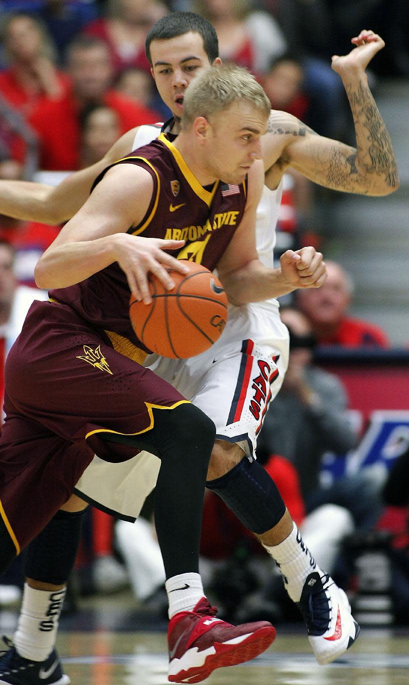 Arizona State's Jonathan Gilling, front, drives pass the pressing defense of Arizona's Gabe York, in back, in the first half of an NCAA college basketball game on Thursday, Jan. 16, 2014, in Tucson, Ariz. (AP Photo/John Miller)