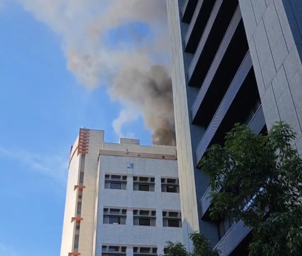 台北市警消14日獲報，信義路4段附近巷弄的中華電信研究院台北辦公室頂樓起火，疑因冷卻水搭施工釀禍，火勢在10分內控制無傷，詳細起火原因仍待調查釐清。（翻攝畫面／中央社）