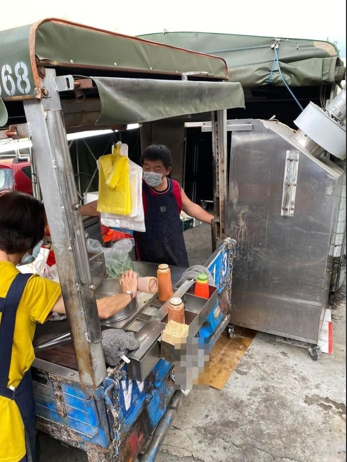 ▲鹹酥雞攤的老闆，因長得像指揮官陳時中，受到網友關注。（圖／翻攝自爆廢公社）