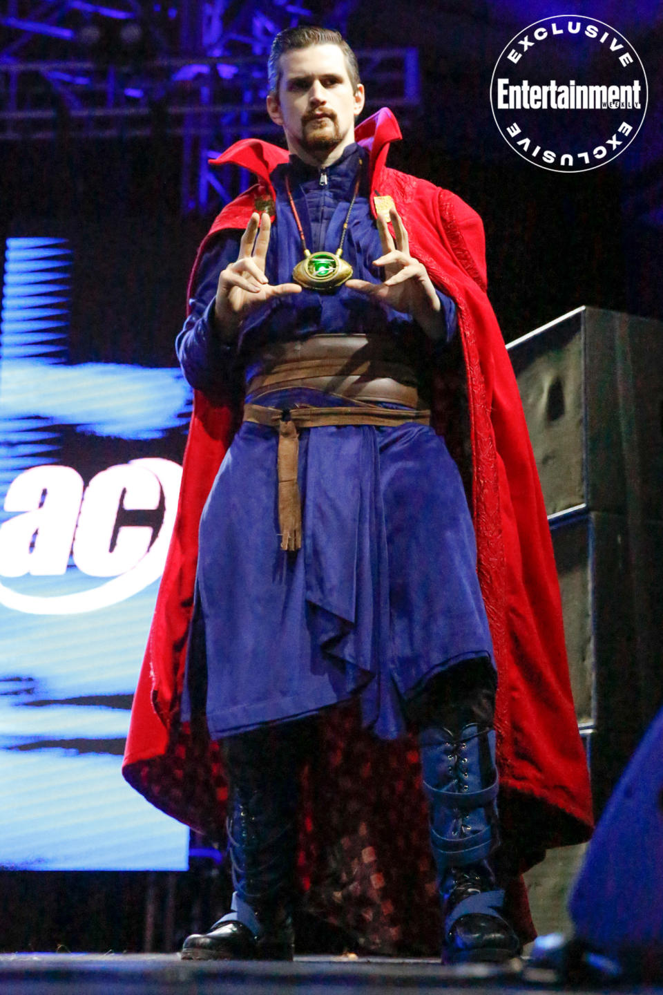 Doctor Strange cosplayer