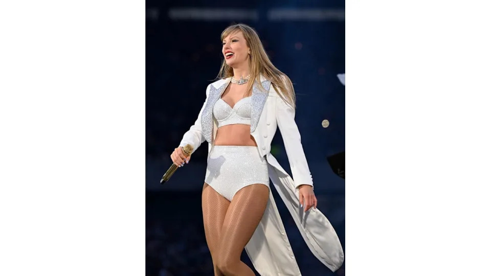 Taylor Swift en el escenario vestida de blanco