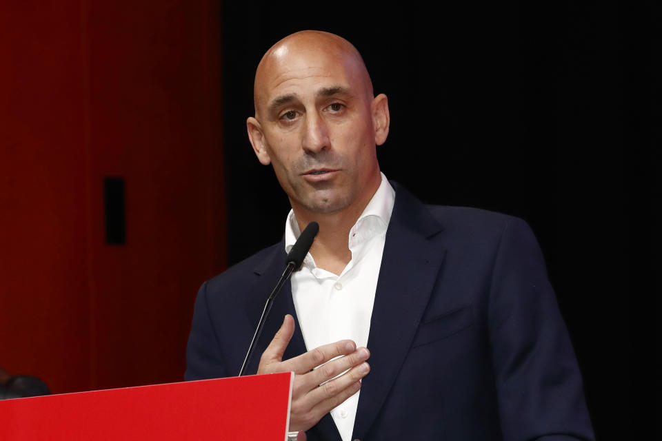 El presidente de la Federación Española de Fútbol, Luis Rubiales, interviene en una asamblea general extraordinaria de la institución, en Las Rozas, Madrid, el 25 de agosto de 2023. (Real Federación Española de Fútbol/Europa Press via AP)