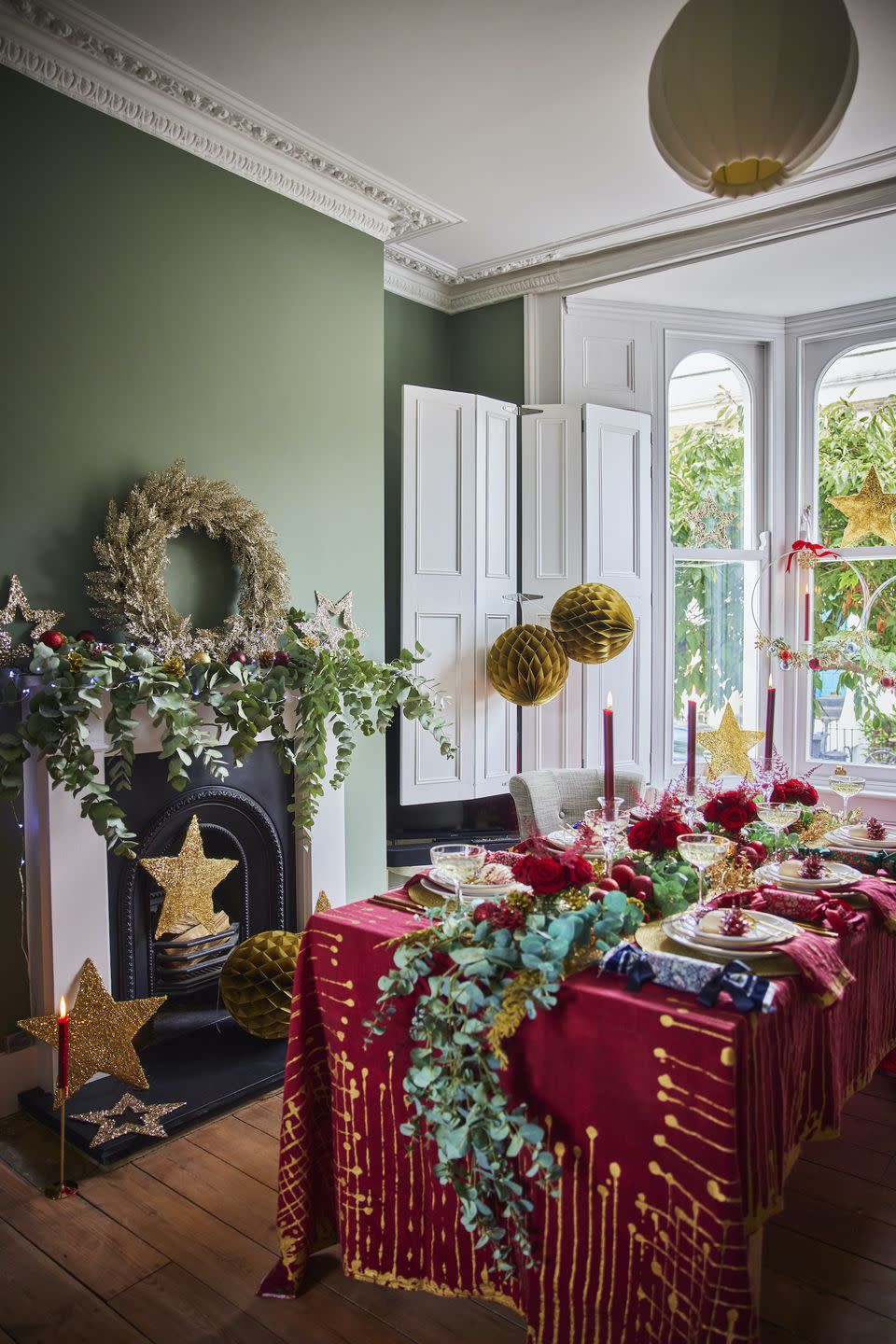 christmas tablescaping trend   red and gold, traditional opulence