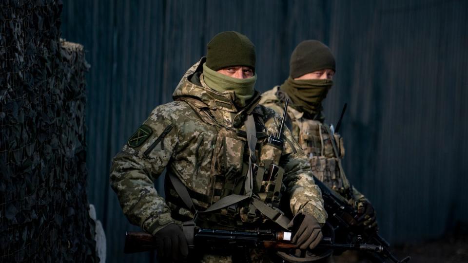 Ukrainische Soldaten an einem Kontrollpunkt unweit einer von Separatisten kontrollierten  Region.