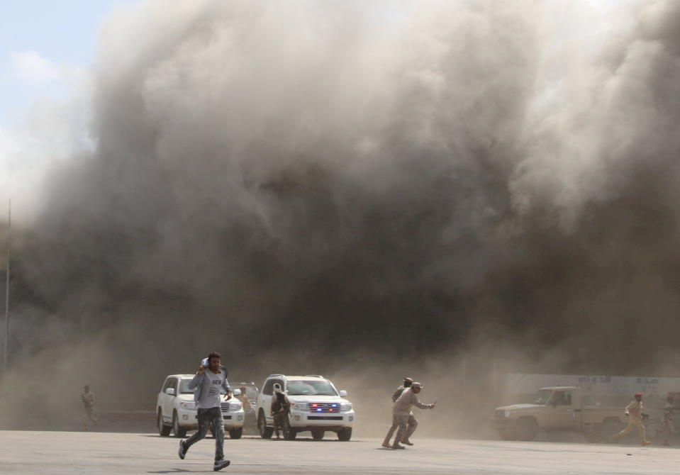 葉門亞丁機場發生驚人爆炸案，民眾四處逃竄，已知至少26人死亡。圖片來源：REUTERS。