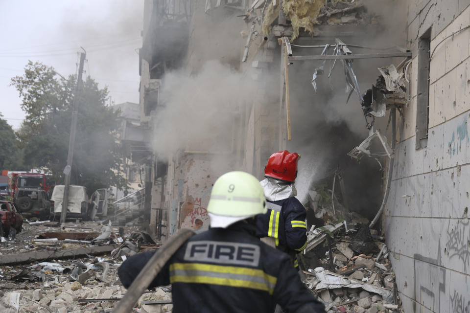 Ukrainische Rettungskräfte löschen ein Feuer nach einem Luftangriff, der ein mehrstöckiges Gebäude im Zentrum von Charkiw beschädigt hat (Bild: Alex Babenko/AP/dpa)