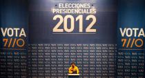 El candidato opositor en las elecciones presidenciales de Venezuela, Henrique Capriles Radonski, habla hoy, domingo 7 de octubre de 2012, mientras reconoce su derrota, en Caracas (Venezuela). Capriles felicitó al presidente Hugo Chávez por su victoria en las urnas y agradeció a quienes votaron por él, más de seis millones de venezolanos. EFE/MIGUEL GUTIÉRREZ