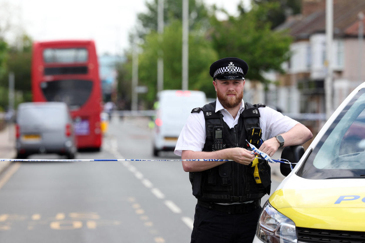 Un policier sur la scène du drame à Hainault, à l’est de Londres, ce 30 avril.