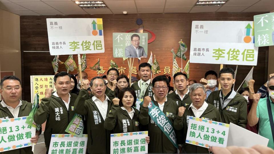 嘉義市長重行選舉，李俊俋今天上午前往市選委會登記。   圖：李俊俋競選總部/提供