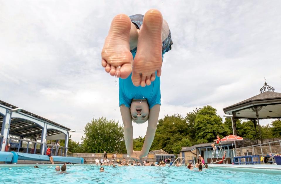 Niño lanzándose a una piscina