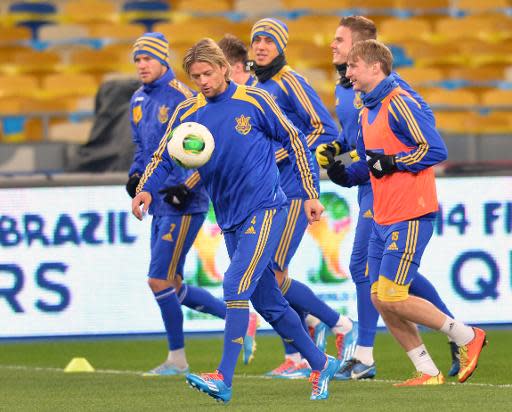 La selección de fútbol de Ucrania toma parte de una sesión de entrenamiento, previa al partido de la repesca mundialista ante Francia, el 14 de noviembre de 2013 en Kiev (AFP | Sergei Supinsky)