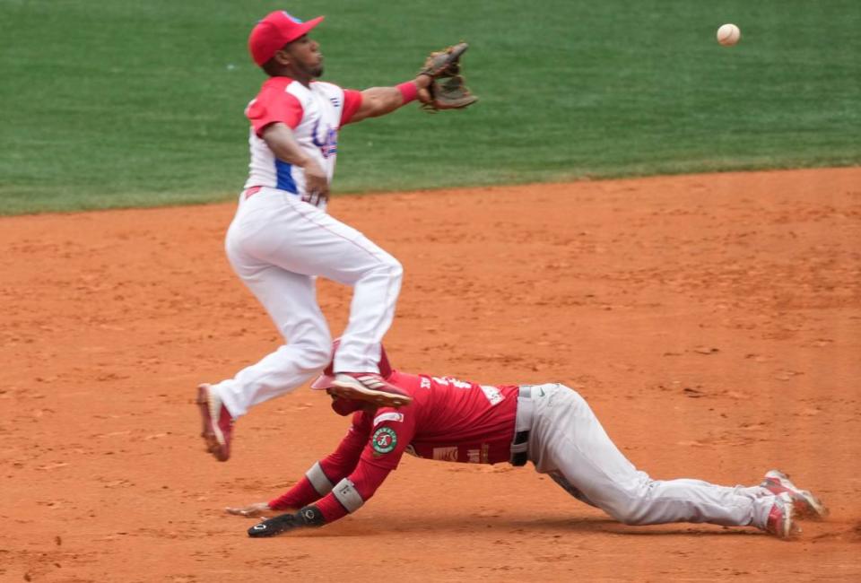 El jardinero central de Panamá Johnny Santos llega quieto a segunda base ante la defensa del torpedero de Cuba Andrés De La Cruz, en el partido de la Serie del Caribe celebrado el 8 de febrero de 2023 en Caracas, Venezuela.