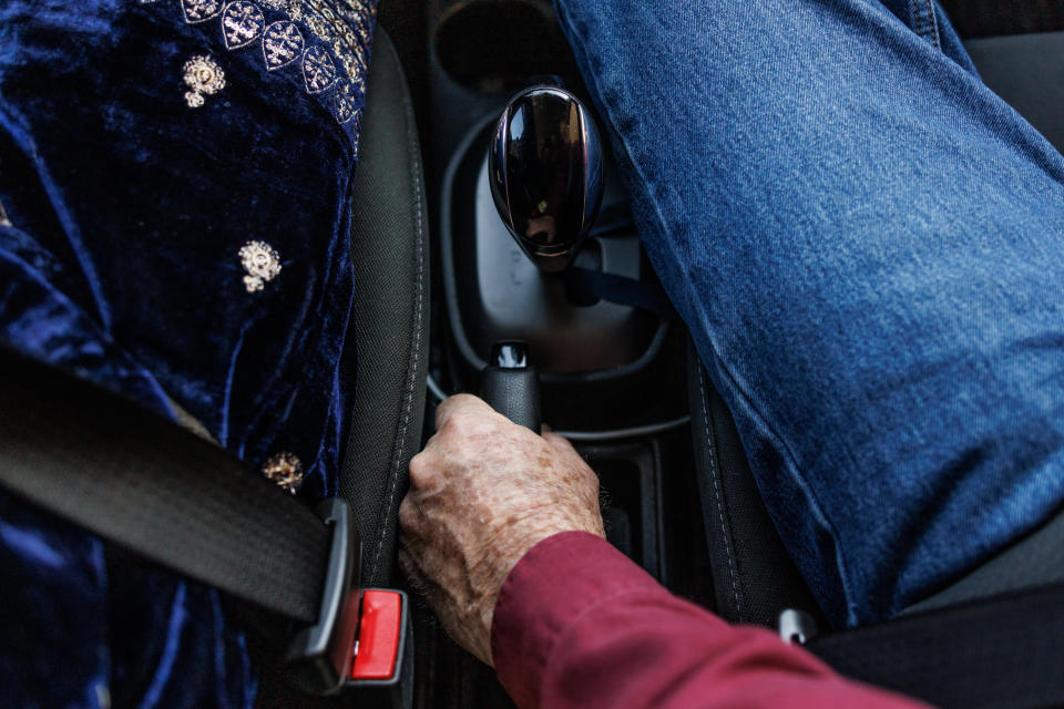 Gil Howard, un profesor jubilado que emprendió una segunda carrera como profesor de autoescuela, ayuda a Khalida Noori a mantenerse centrada en un carril de la autopista, en Modesto, California, el 21 de febrero de 2024. (Rachel Bujalski/The New York Times).