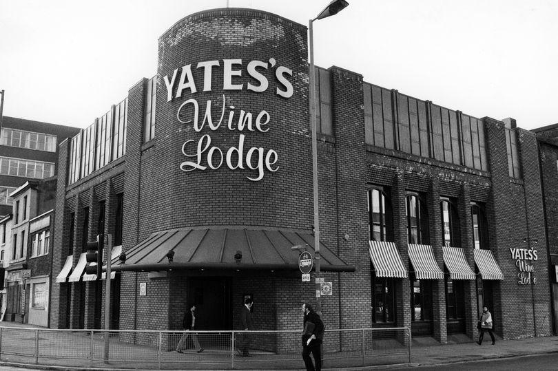 Yates's Wine Lodge, Oldham Street, Manchester. February 24, 1986