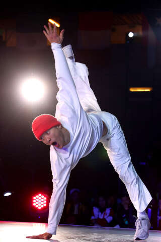 Phil Wizard, de l’équipe canadienne, affronte Jeffro, de l’équipe américaine, lors du match de la médaille d’or pour le titre de Breaking B-Boy aux Jeux panaméricains de Santiago (Chili), le 4 novembre 2023.
Phil Wizard a été sacré grand vainqueur, décrochant ainsi son billet pour les JO 2024 à Paris. . PHOTO AL BELLO/Getty Images/AFP