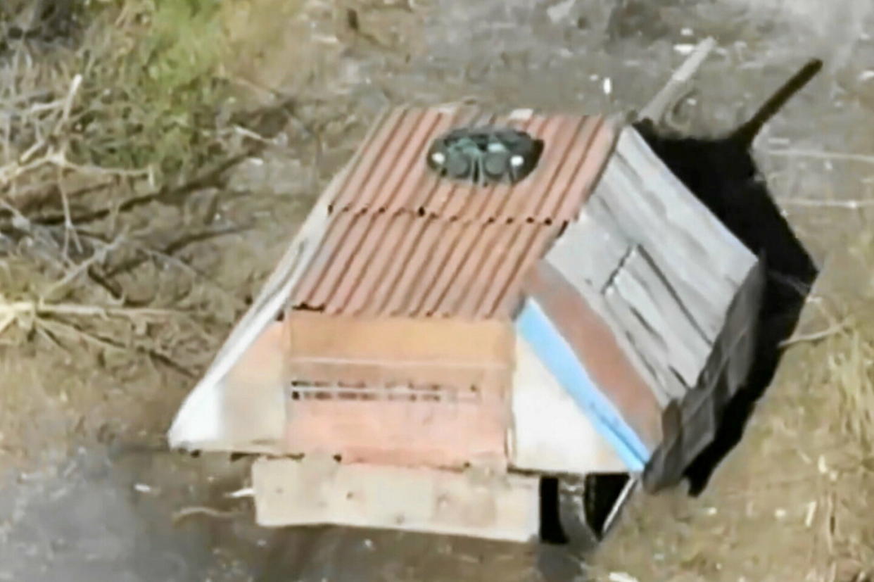 Un char russe recouvert complètement par des plaques de blindages supplémentaires lors d'un assaut près de la ville de Krasnohorivka, dans l'est de l'Ukraine. Sur le dessus, on peut voir un brouilleur d'ondes contre les drones.   - Credit:Chaîne Telegram Stanislav Osman