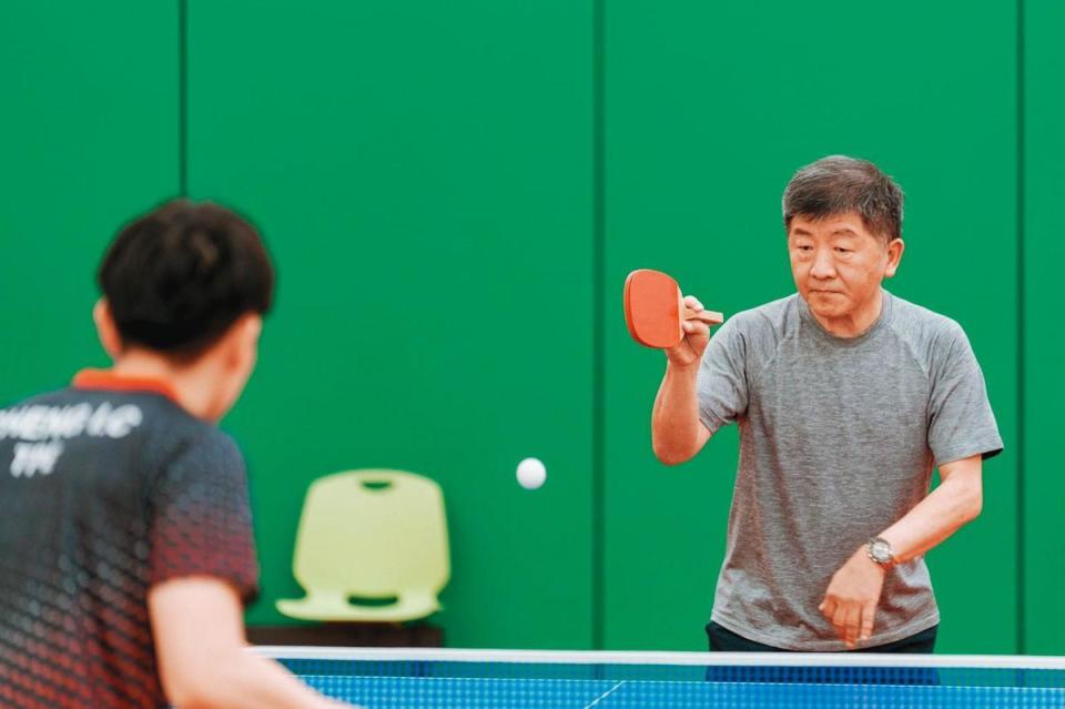 陳時中（右）日前與東京奧運混雙銅牌選手鄭怡靜（左）對打桌球。（翻攝陳時中臉書）