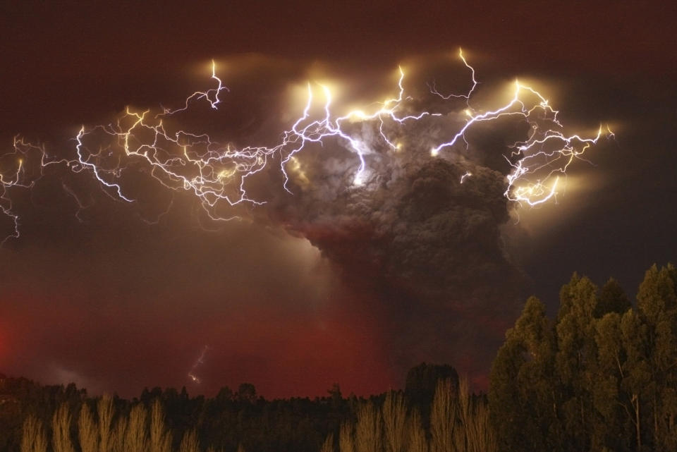 Photo prise le 05/06/2011 au-dessus du complexe volcanique de Puyehue-Cordon Caulle, au Chili. REUTERS/Ivan Alvarado