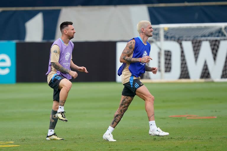 Lionel Messi y Rodrigo De Paul, que ahora tiene platinado el pelo