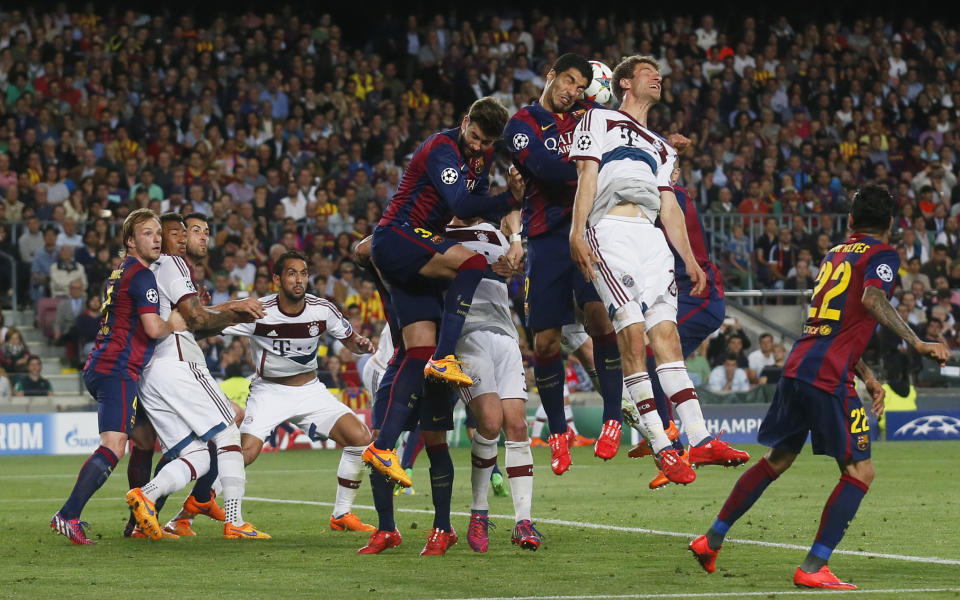 Football - FC Barcelona v Bayern Munich - UEFA Champions League Semi Final First Leg - The Nou Camp, Barcelona, Spain - 6/5/15 Barcelona's Luis Suarez in action with Bayern Munich's Thomas Muller Reuters / Albert Gea