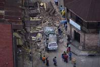 Los cuerpos de socorro reanudaron hoy las labores de rescate en las zonas del noroeste de Guatemala devastadas por el terremoto del miércoles, que, según el último reporte oficial, dejó casi medio centenar de muertos y una veintena de desaparecidos. (AP Photo/Moises Castillo)