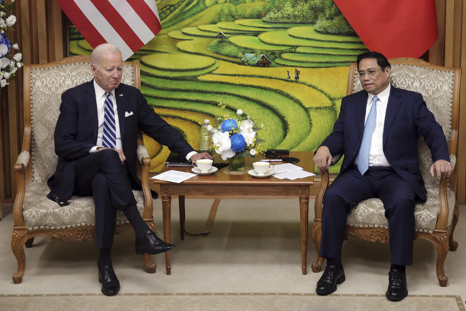 El primer ministro de Vietnam, Pham Minh Chinh, a la derecha, se reúne con el presidente de Estados Unidos, Joe Biden, en la oficina de gobierno de Hanoi, Vietnam, el lunes 11 de septiembre de 2023. (AP Foto/Minh Hoang, Pool)