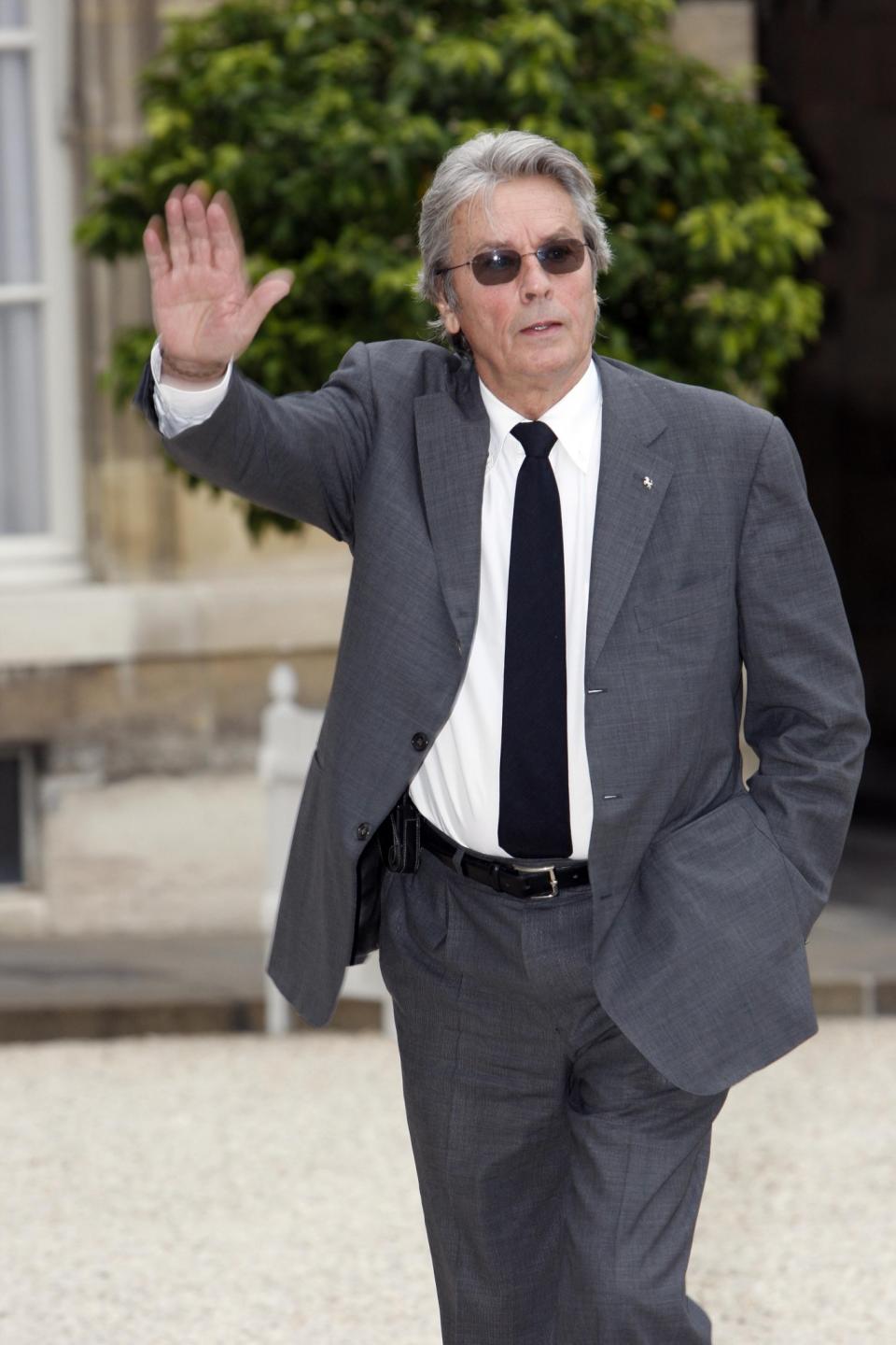 <p>Le président de la République Nicolas Sarkozy vient d’être investi quelques mois auparavant et Alain Delon passe à l’Elysée pour voir être décoré une autre personne du monde du cinéma. (Crédit : Getty Images) </p>