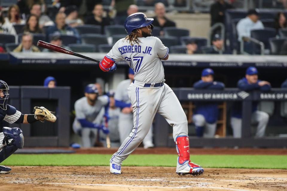 Vladimir Guerrero Jr. frappe un circuit de deux points contre le lanceur des Yankees Gerrit Cole lors de la troisième manche du match de mercredi au Yankee Stadium.