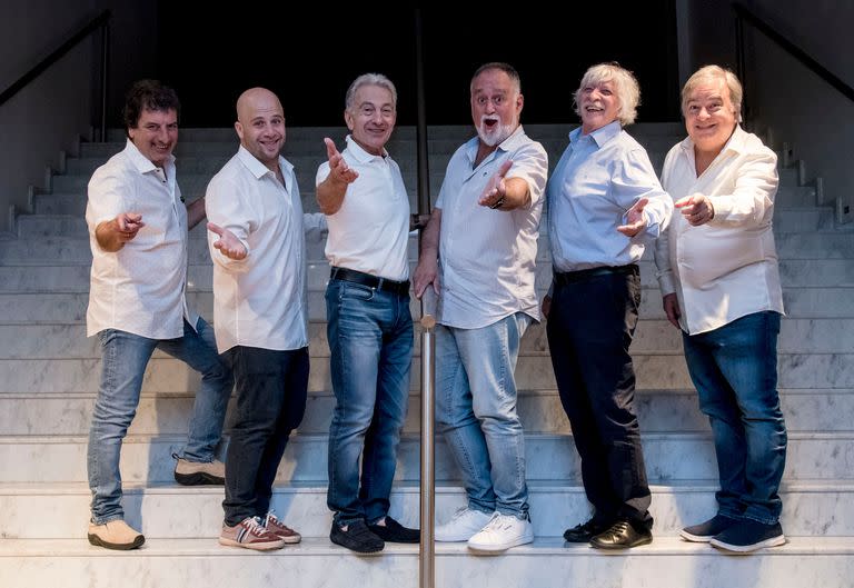 Actualmente Les Luthiers está integrado por Carlos López Puccio, Jorge Maronna, Tomás Mayer-Wolf, Martín O’Connor, Horacio “Tato” Turano y Roberto Antier.  