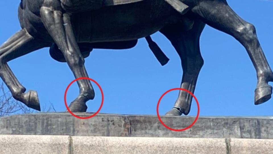 「伊達政宗騎馬像」的馬腳部出現裂痕。（圖／翻攝自推特）