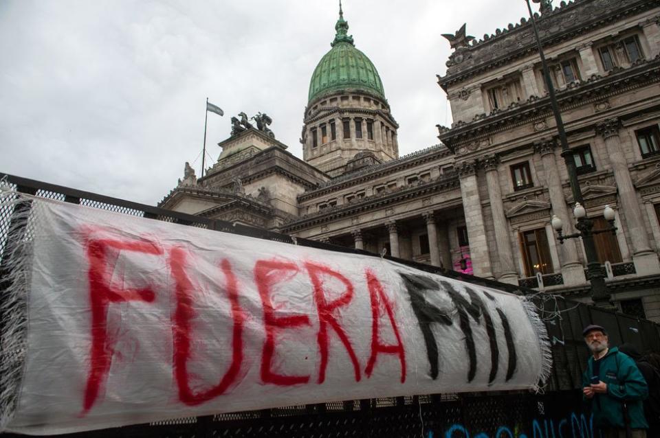 Un cartel que dice "Fuera FMI" frente al Congreso, en 2018