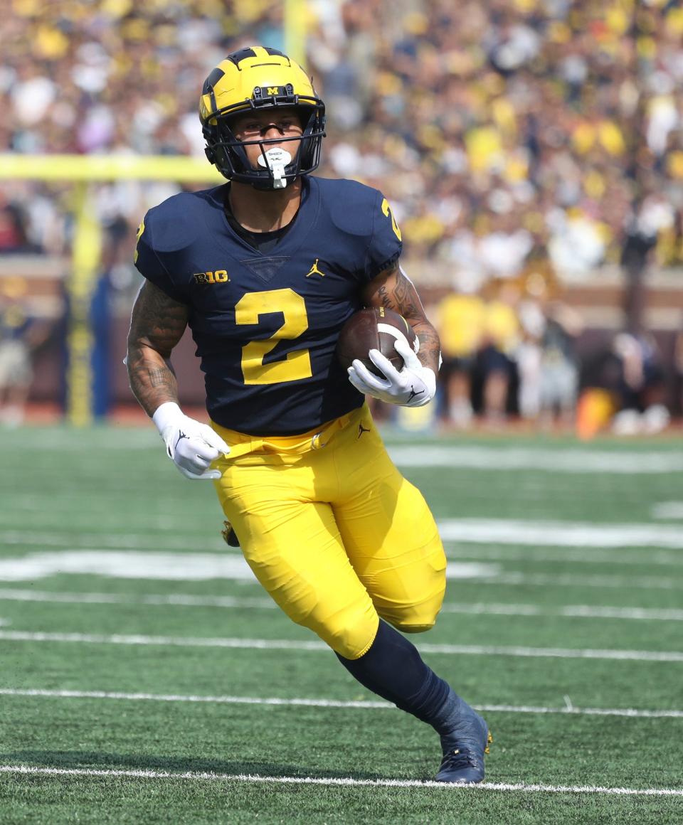 Michigan Wolverines running back Blake Corum (2) runs the ball against the Connecticut Huskies during first half action at Michigan Stadium, Saturday, September 17, 2022.