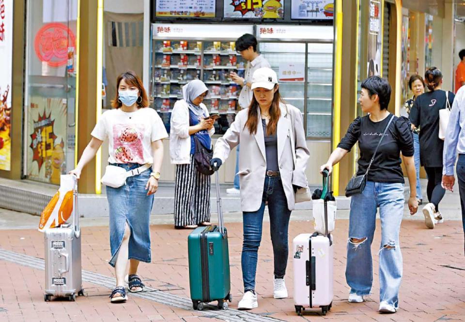 夜繽紛今啟動 業界料客量升幅更強 8月約410萬旅客訪港