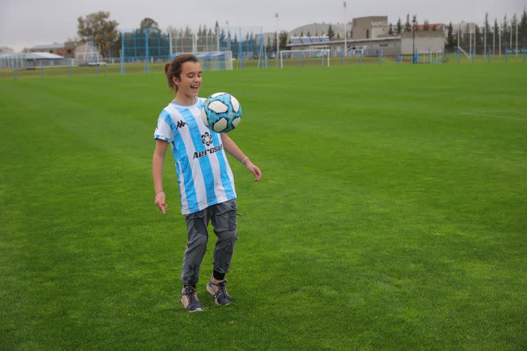 Emma y la pelota, una relación que no puede frenar nadie